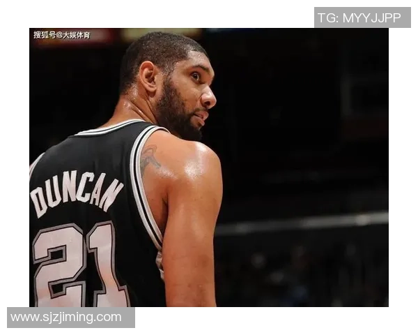 足球明星魅力无限黑色衬衫时尚搭配展现个性风采与运动精神